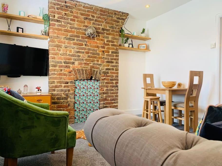 הייסטינגס Funky 2 Bedroom Apartment In Town Centre מראה חיצוני תמונה